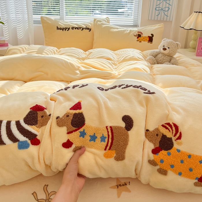 91家纺网 家纺一手货源 找家纺 （总）寐居家纺 2025新款牛奶绒大版毛巾绣床单款四件套