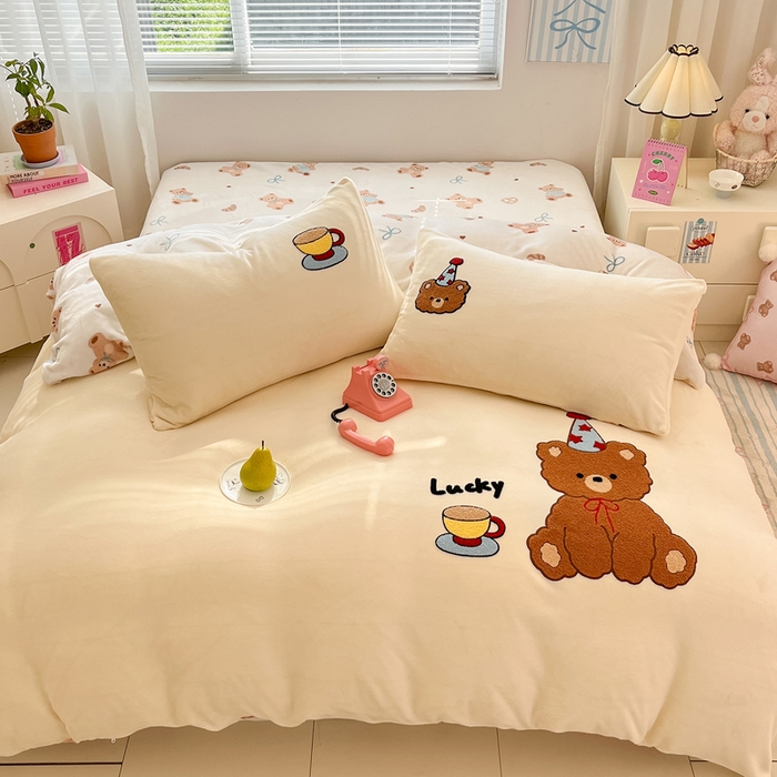 91家纺网 家纺一手货源 找家纺 （总）寐居家纺 2025新款牛奶绒大版毛巾绣床单款四件套