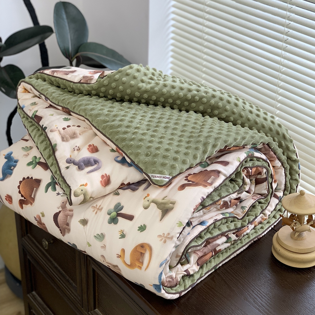 91家纺网 家纺一手货源 找家纺 源启生活 2025新款全棉双层纱豆豆被被子被芯 恐龙园