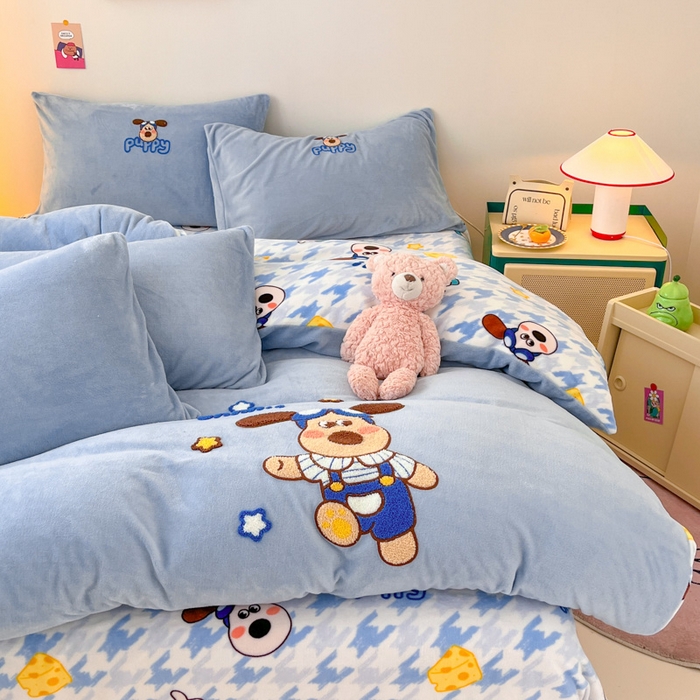 91家纺网 家纺一手货源 找家纺 寐居家纺 2025新款牛奶绒大版毛巾绣床单款四件套 嗨皮小狗