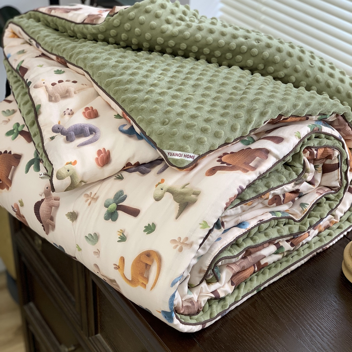 91家纺网 家纺一手货源 找家纺 源启生活 2025新款全棉双层纱豆豆被被子被芯 恐龙园