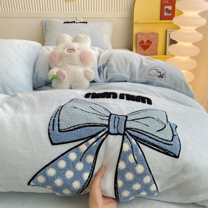 91家纺网 家纺一手货源 找家纺 寐居家纺 2025新款牛奶绒大版毛巾绣床单款四件套 蓝色蝴蝶结