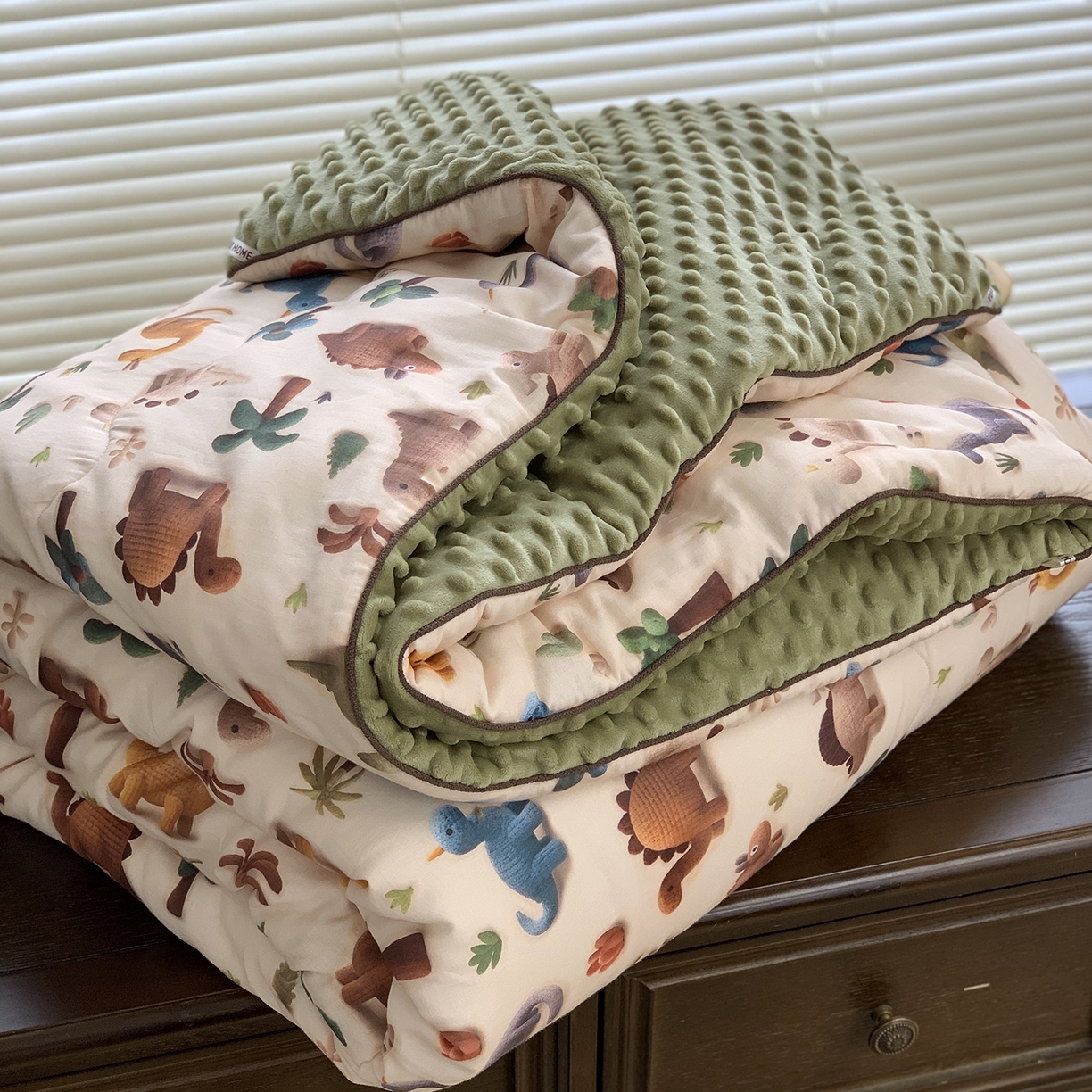 91家纺网 家纺一手货源 找家纺 源启生活 2025新款全棉双层纱豆豆被被子被芯 恐龙园