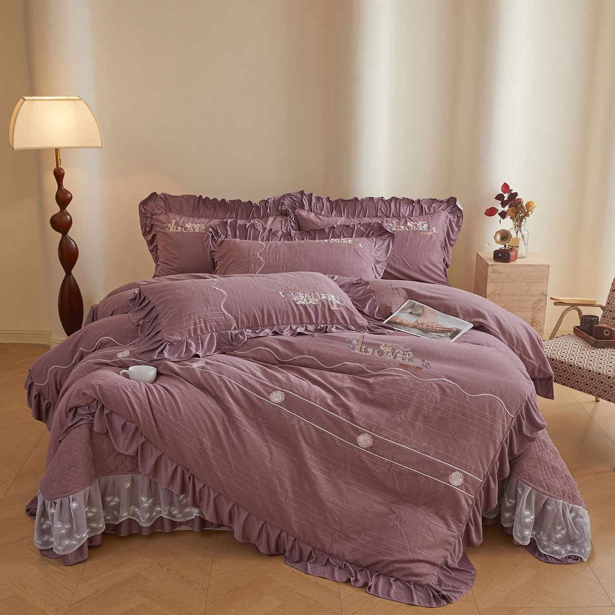 91家纺网 家纺一手货源 找家纺 （总）宜凡家纺 2025新款A类棉绒刺绣花夹棉床盖四件套--梦回罗马