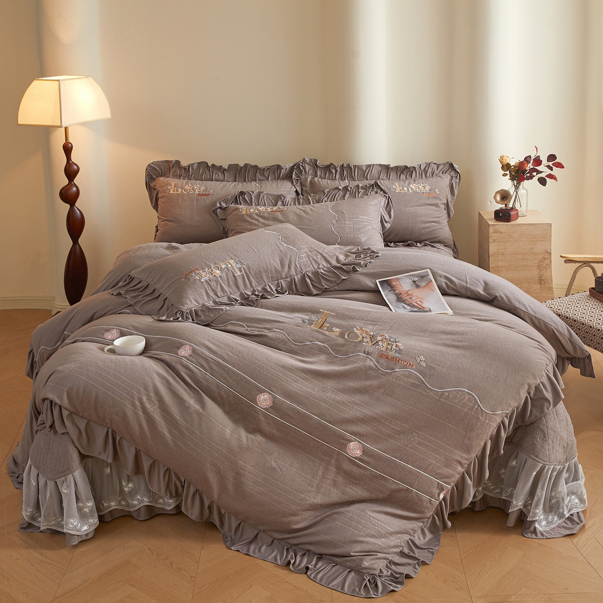 91家纺网 家纺一手货源 找家纺 宜凡家纺 2025新款A类棉绒刺绣花夹棉床盖四件套--梦回罗马 梦回罗马 烟灰