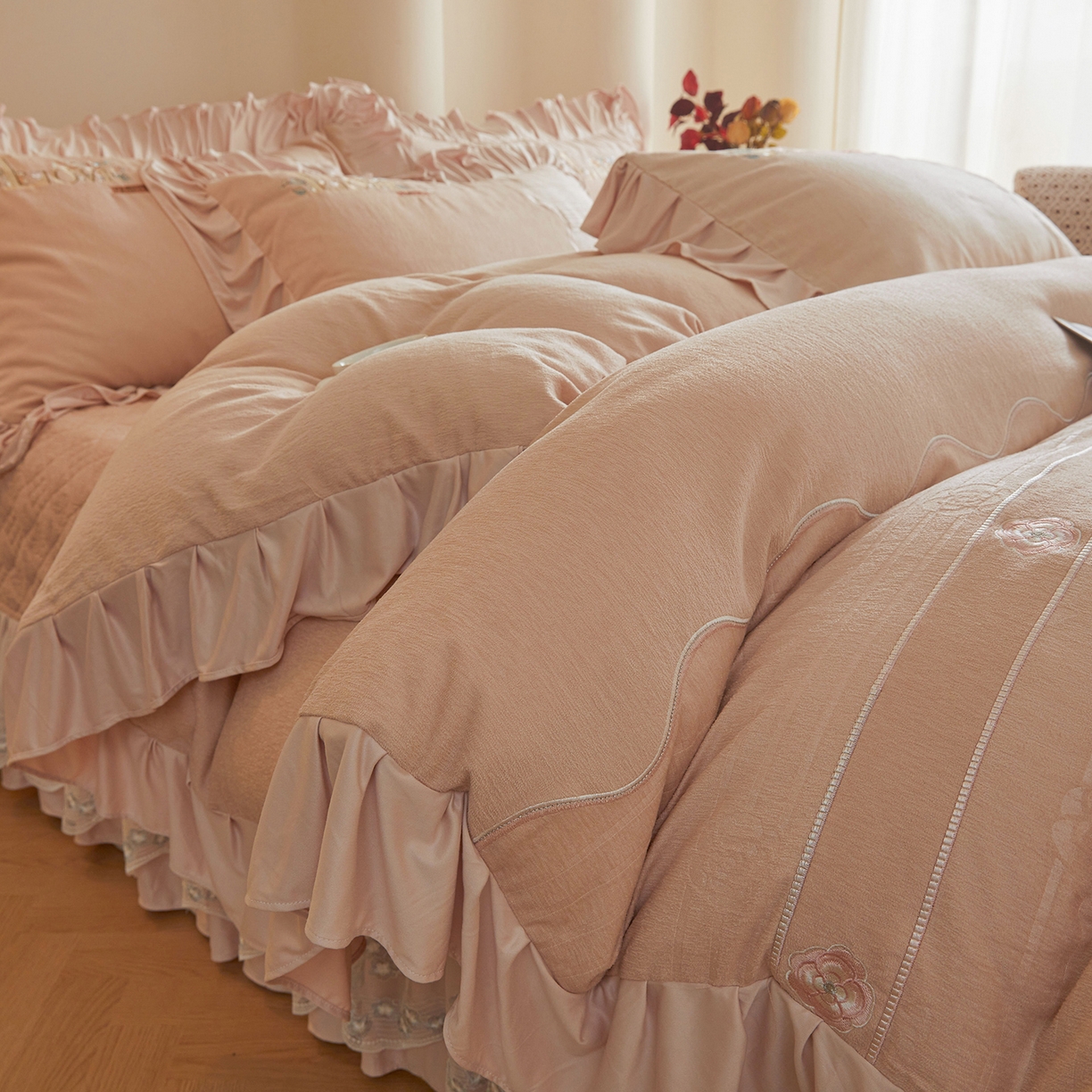 91家纺网 家纺一手货源 找家纺 宜凡家纺 2025新款A类棉绒刺绣花夹棉床盖四件套--梦回罗马 梦回罗马 肤粉