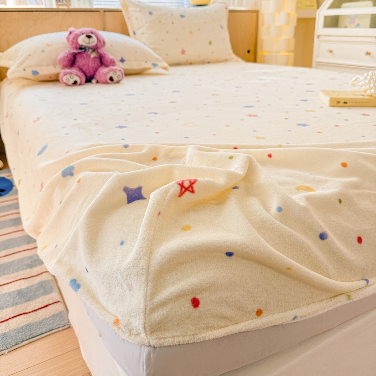 91家纺网 家纺一手货源 找家纺 名兮家居 2025新款高克重印花牛奶绒单床笠床笠单件 童话星空