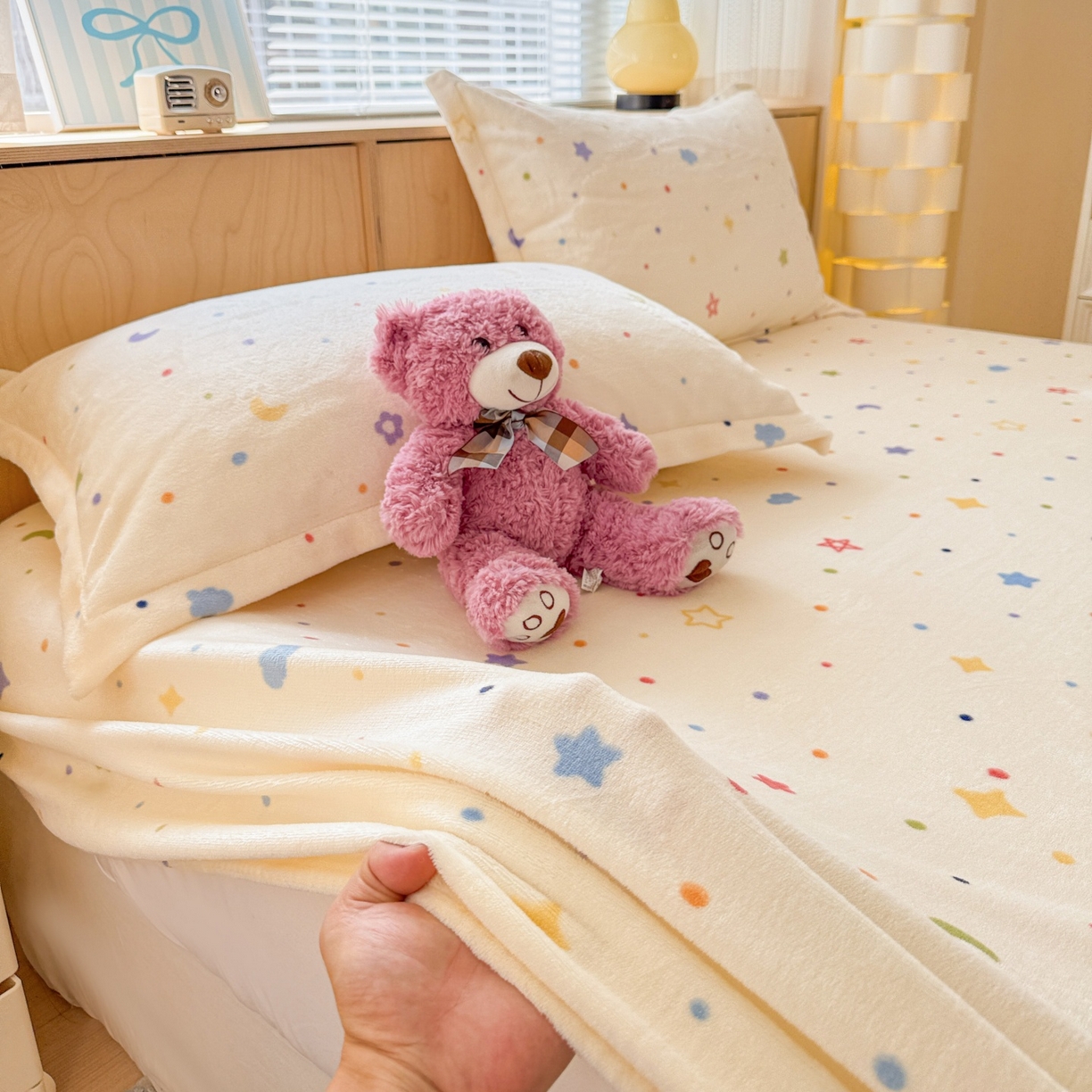 91家纺网 家纺一手货源 找家纺 名兮家居 2025新款高克重印花牛奶绒单床笠床笠单件 童话星空