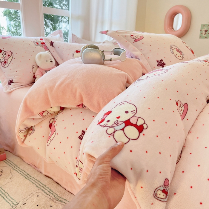 寐居家纺 2025新款印花牛奶绒四件套 甜心粉粉猫