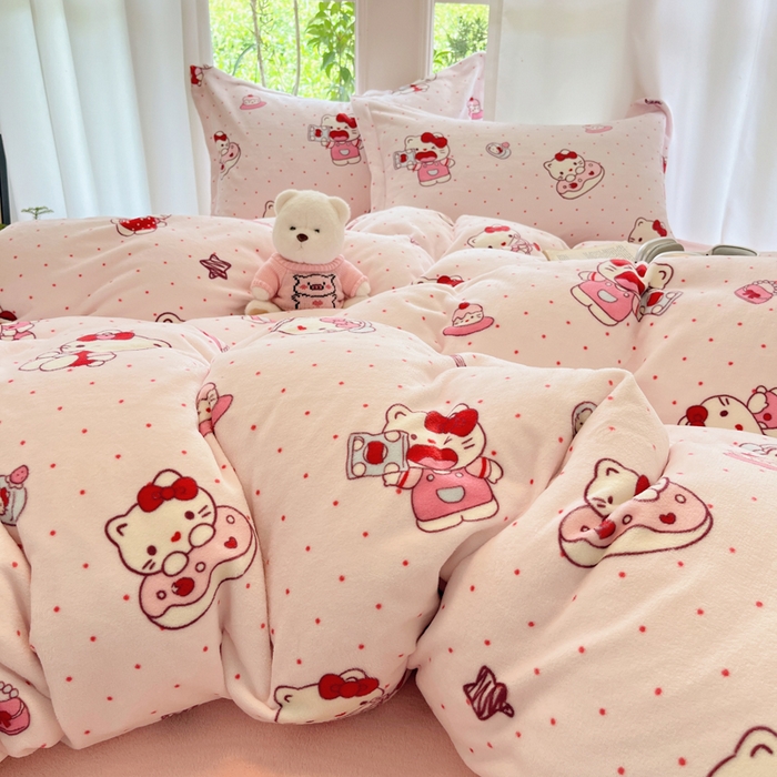 91家纺网 家纺一手货源 找家纺 寐居家纺 2025新款印花牛奶绒四件套 甜心粉粉猫