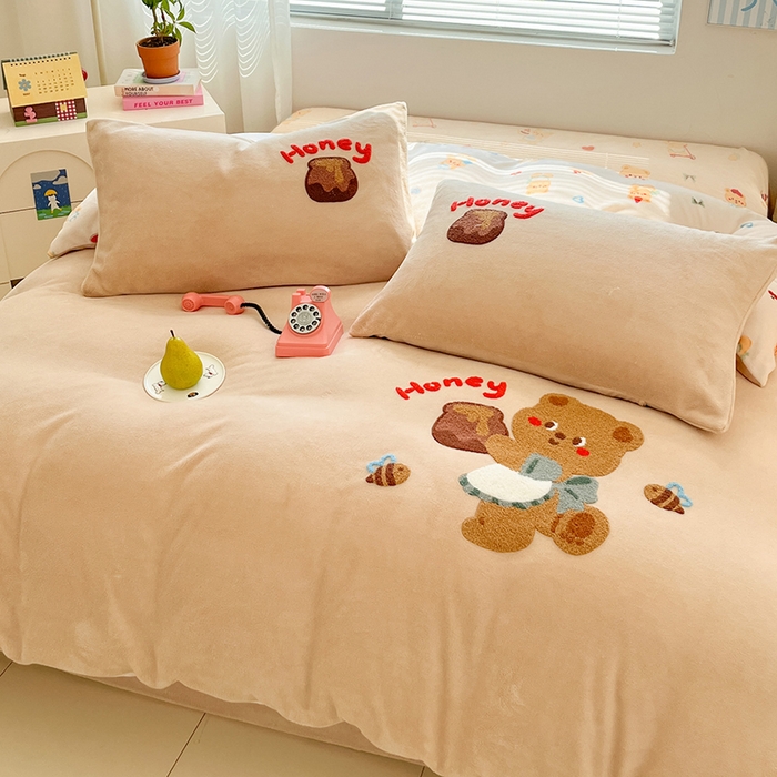 91家纺网 家纺一手货源 找家纺 寐居家纺 2025新款牛奶绒大版毛巾绣床单款四件套 蜂蜜小熊