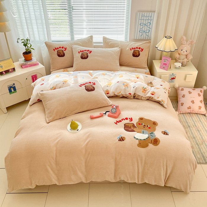 91家纺网 家纺一手货源 找家纺 寐居家纺 2025新款牛奶绒大版毛巾绣床单款四件套 蜂蜜小熊