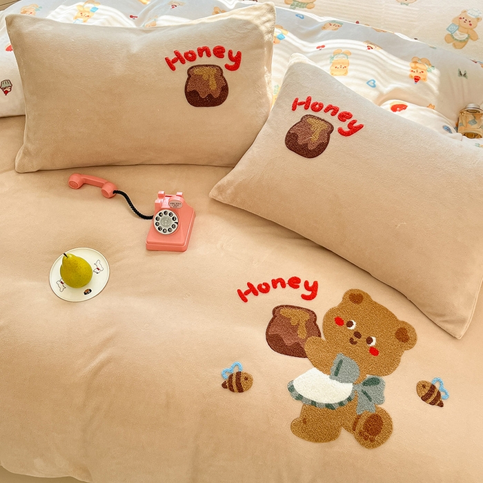 91家纺网 家纺一手货源 找家纺 寐居家纺 2025新款牛奶绒大版毛巾绣床单款四件套 蜂蜜小熊