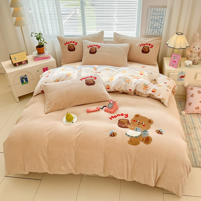 91家纺网 家纺一手货源 找家纺 寐居家纺 2025新款牛奶绒大版毛巾绣床单款四件套 蜂蜜小熊