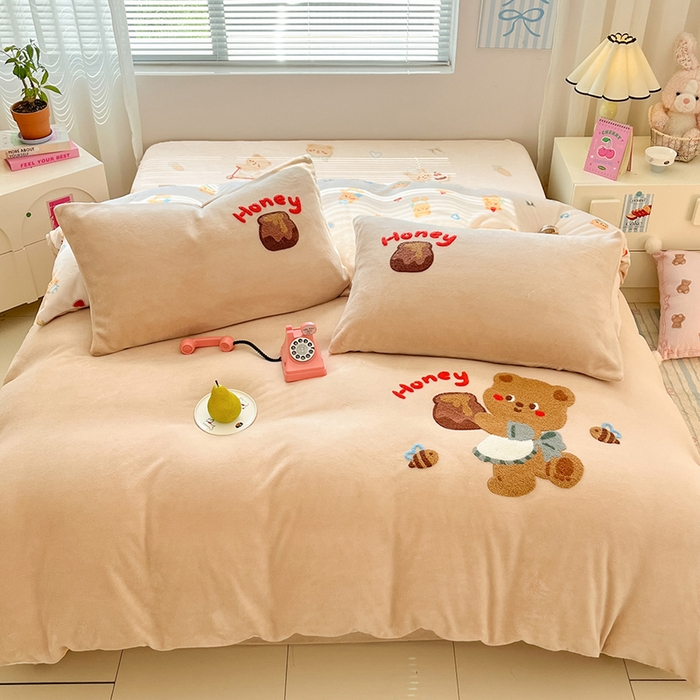91家纺网 家纺一手货源 找家纺 寐居家纺 2025新款牛奶绒大版毛巾绣床单款四件套 蜂蜜小熊