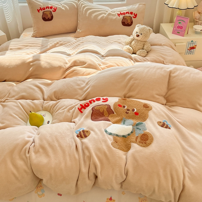 91家纺网 家纺一手货源 找家纺 寐居家纺 2025新款牛奶绒大版毛巾绣床单款四件套 蜂蜜小熊