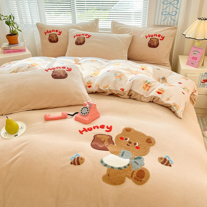 91家纺网 家纺一手货源 找家纺 寐居家纺 2025新款牛奶绒大版毛巾绣床单款四件套 蜂蜜小熊