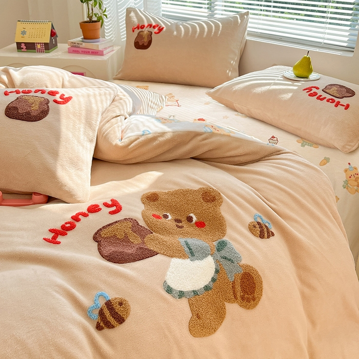 91家纺网 家纺一手货源 找家纺 寐居家纺 2025新款牛奶绒大版毛巾绣床单款四件套 蜂蜜小熊