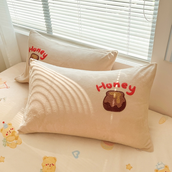 91家纺网 家纺一手货源 找家纺 寐居家纺 2025新款牛奶绒大版毛巾绣床单款四件套 蜂蜜小熊