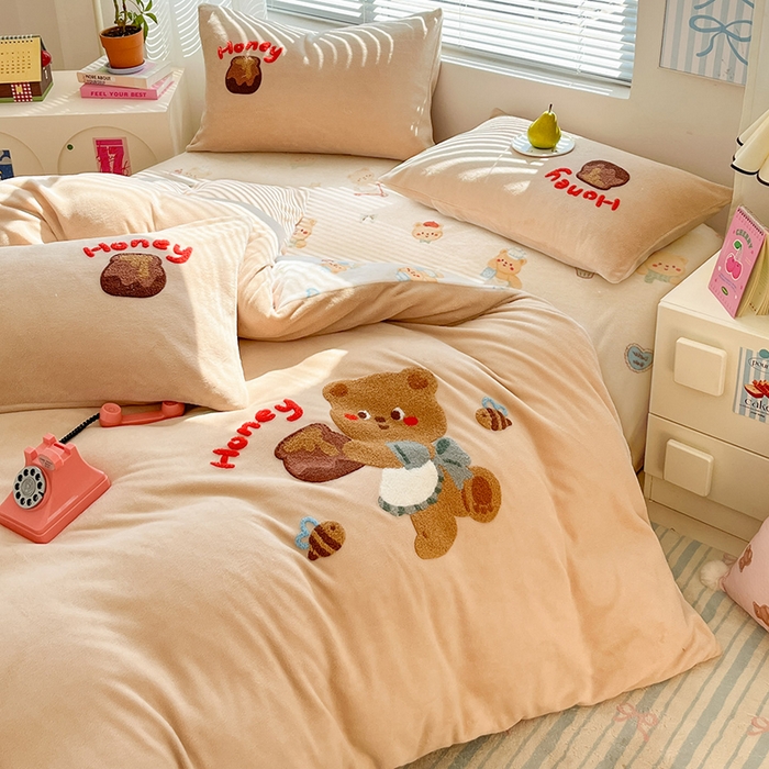 91家纺网 家纺一手货源 找家纺 寐居家纺 2025新款牛奶绒大版毛巾绣床单款四件套 蜂蜜小熊