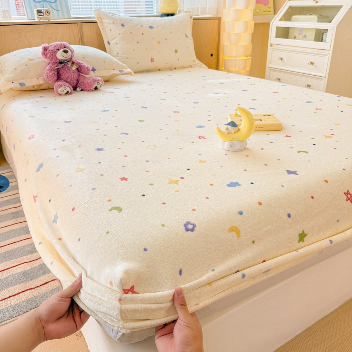 91家纺网 家纺一手货源 找家纺 名兮家居 2025新款高克重印花牛奶绒单床笠床笠单件 童话星空