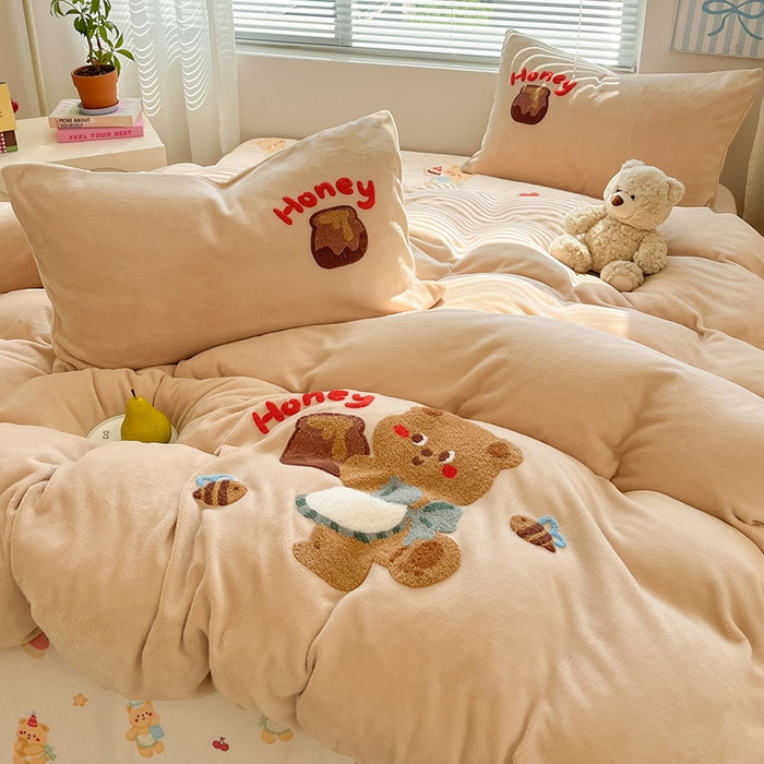 91家纺网 家纺一手货源 找家纺 寐居家纺 2025新款牛奶绒大版毛巾绣床单款四件套 蜂蜜小熊