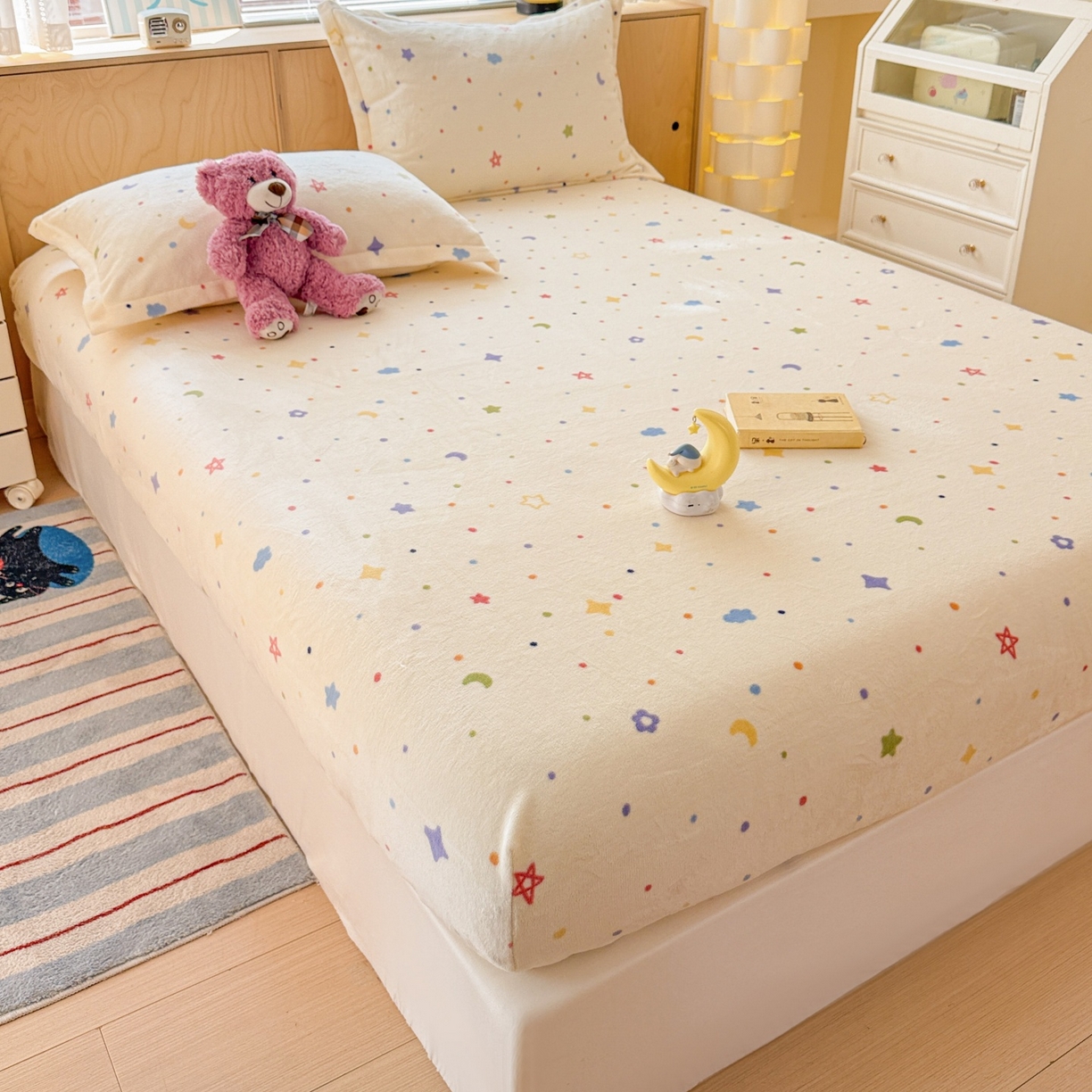 91家纺网 家纺一手货源 找家纺 名兮家居 2025新款高克重印花牛奶绒单床笠床笠单件 童话星空