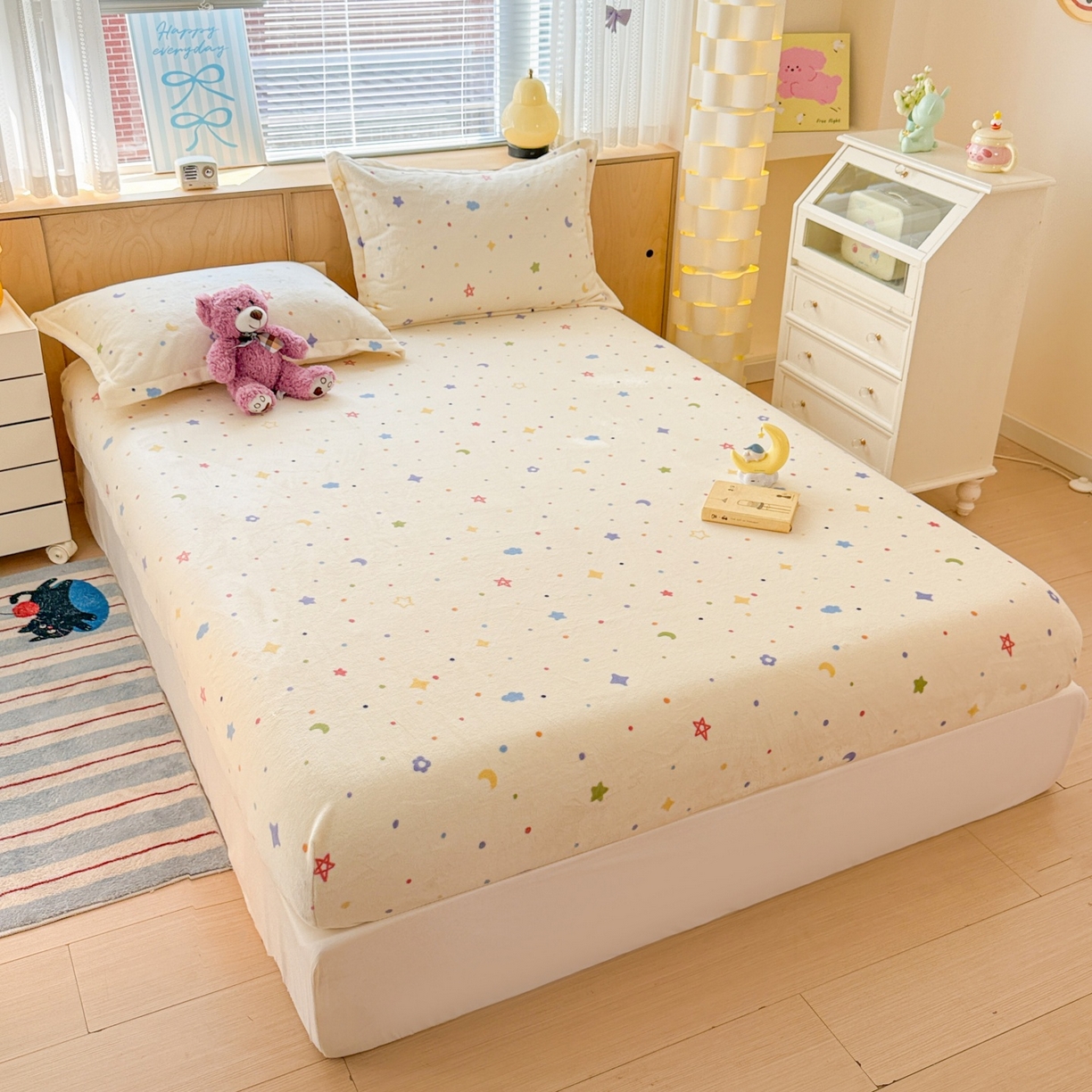 91家纺网 家纺一手货源 找家纺 名兮家居 2025新款高克重印花牛奶绒单床笠床笠单件 童话星空