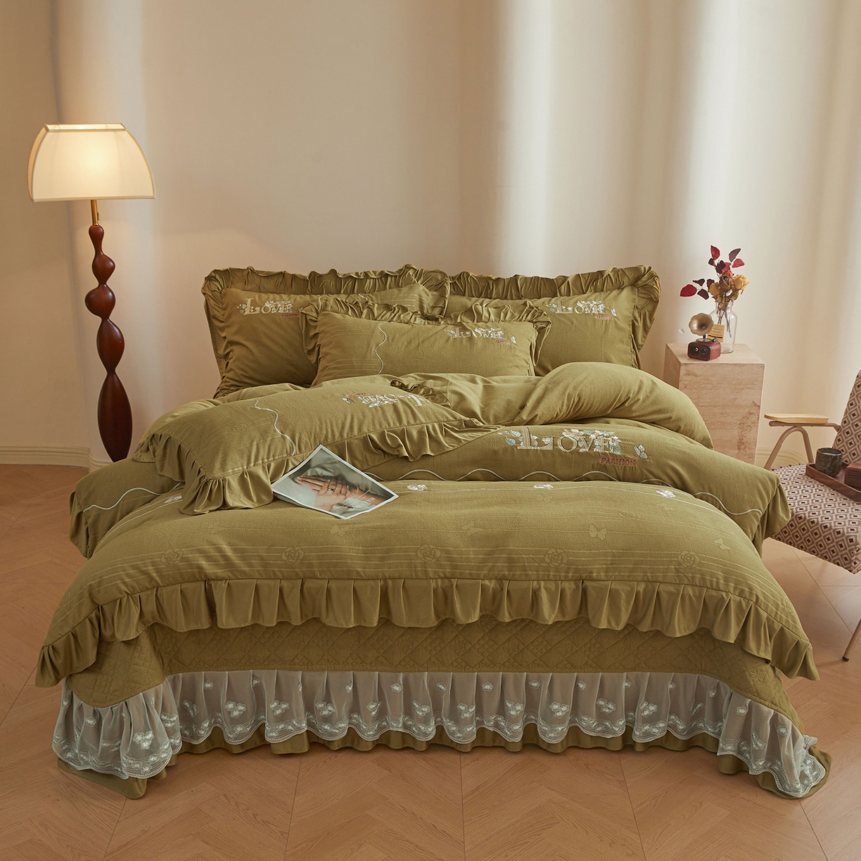 91家纺网 家纺一手货源 找家纺 宜凡家纺 2025新款A类棉绒刺绣花夹棉床盖四件套--梦回罗马 梦回罗马 姜黄