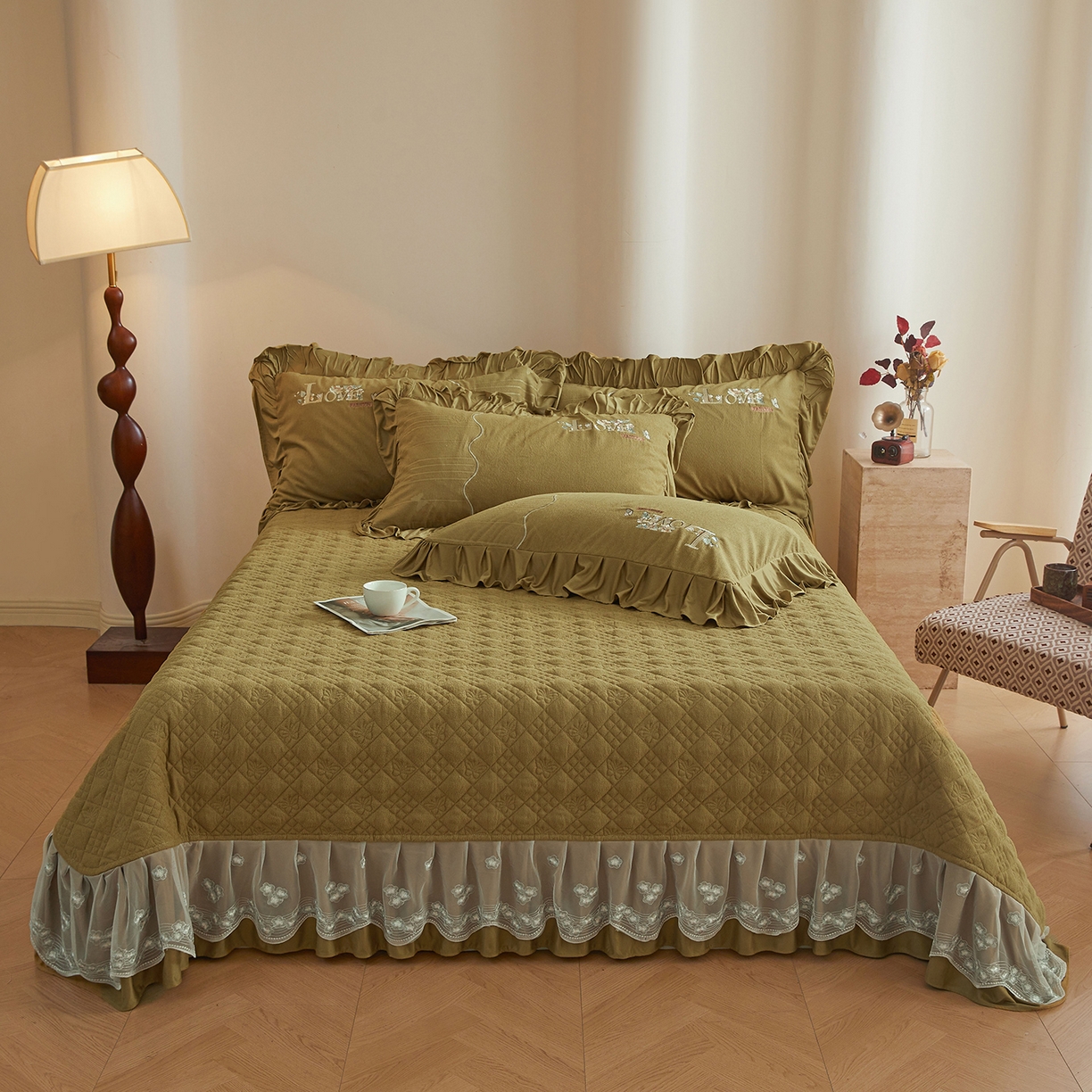 91家纺网 家纺一手货源 找家纺 宜凡家纺 2025新款A类棉绒刺绣花夹棉床盖四件套--梦回罗马 梦回罗马 姜黄