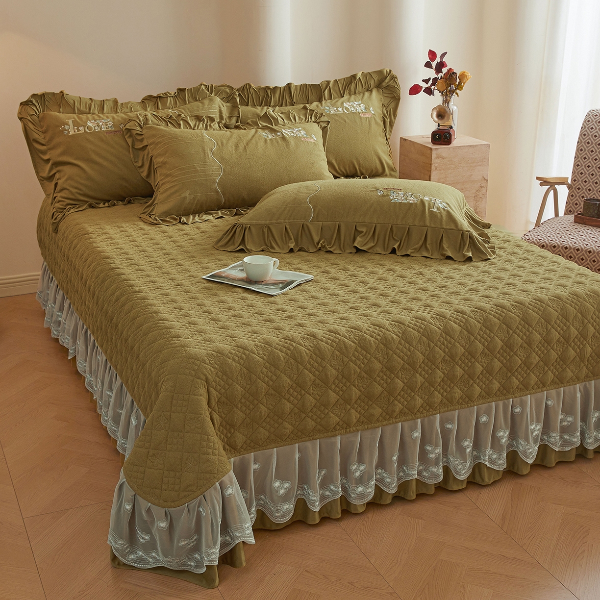 91家纺网 家纺一手货源 找家纺 宜凡家纺 2025新款A类棉绒刺绣花夹棉床盖四件套--梦回罗马 梦回罗马 姜黄