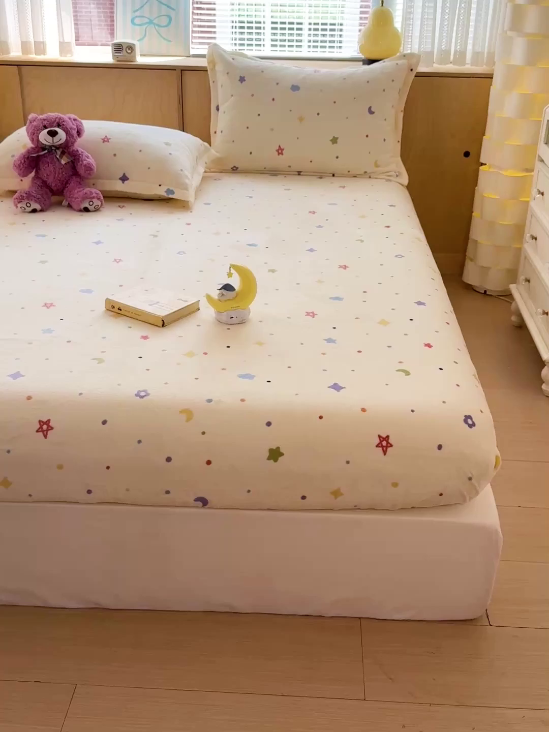 91家纺网 家纺一手货源 找家纺 名兮家居 2025新款高克重印花牛奶绒单床笠床笠单件 童话星空