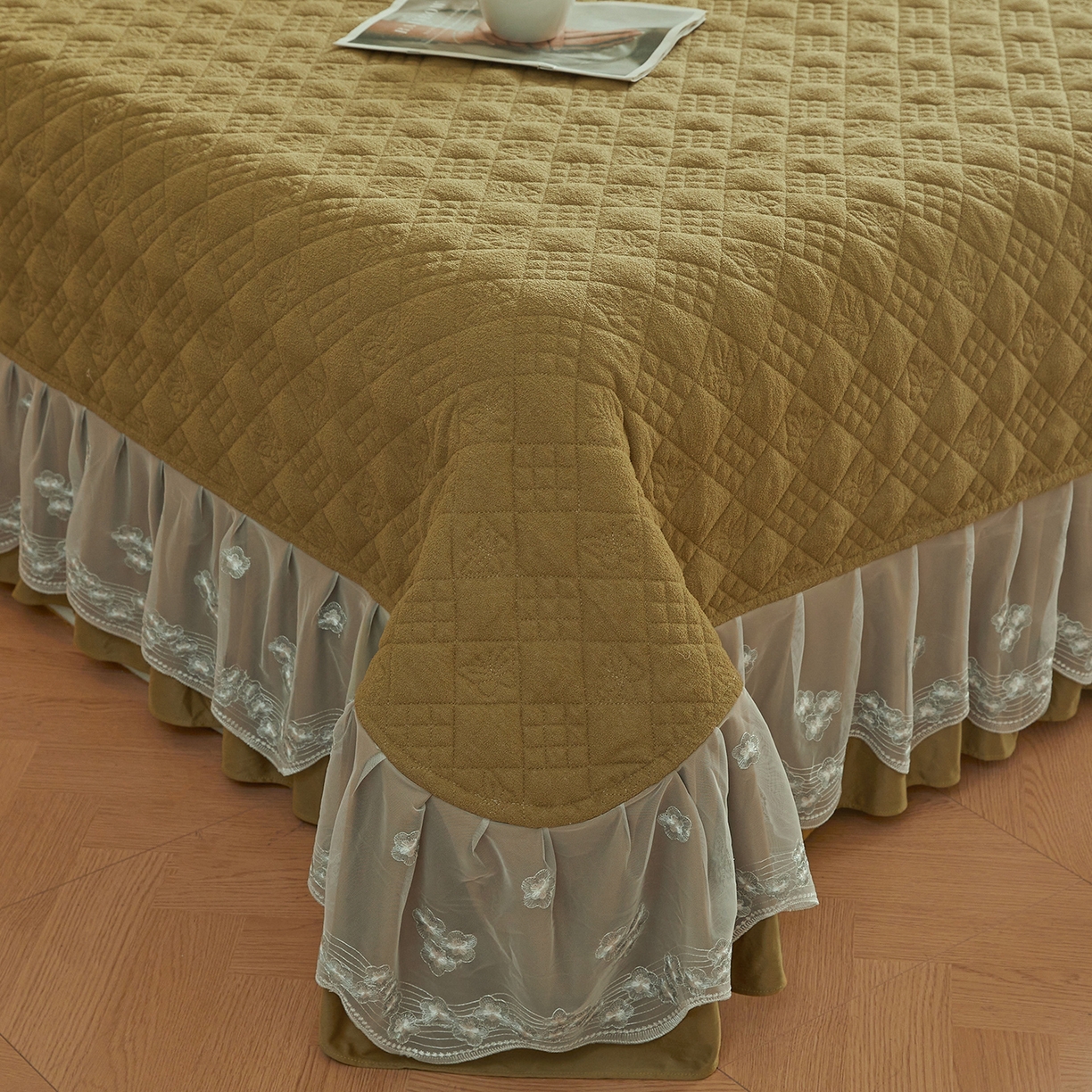 91家纺网 家纺一手货源 找家纺 宜凡家纺 2025新款A类棉绒刺绣花夹棉床盖四件套--梦回罗马 梦回罗马 姜黄