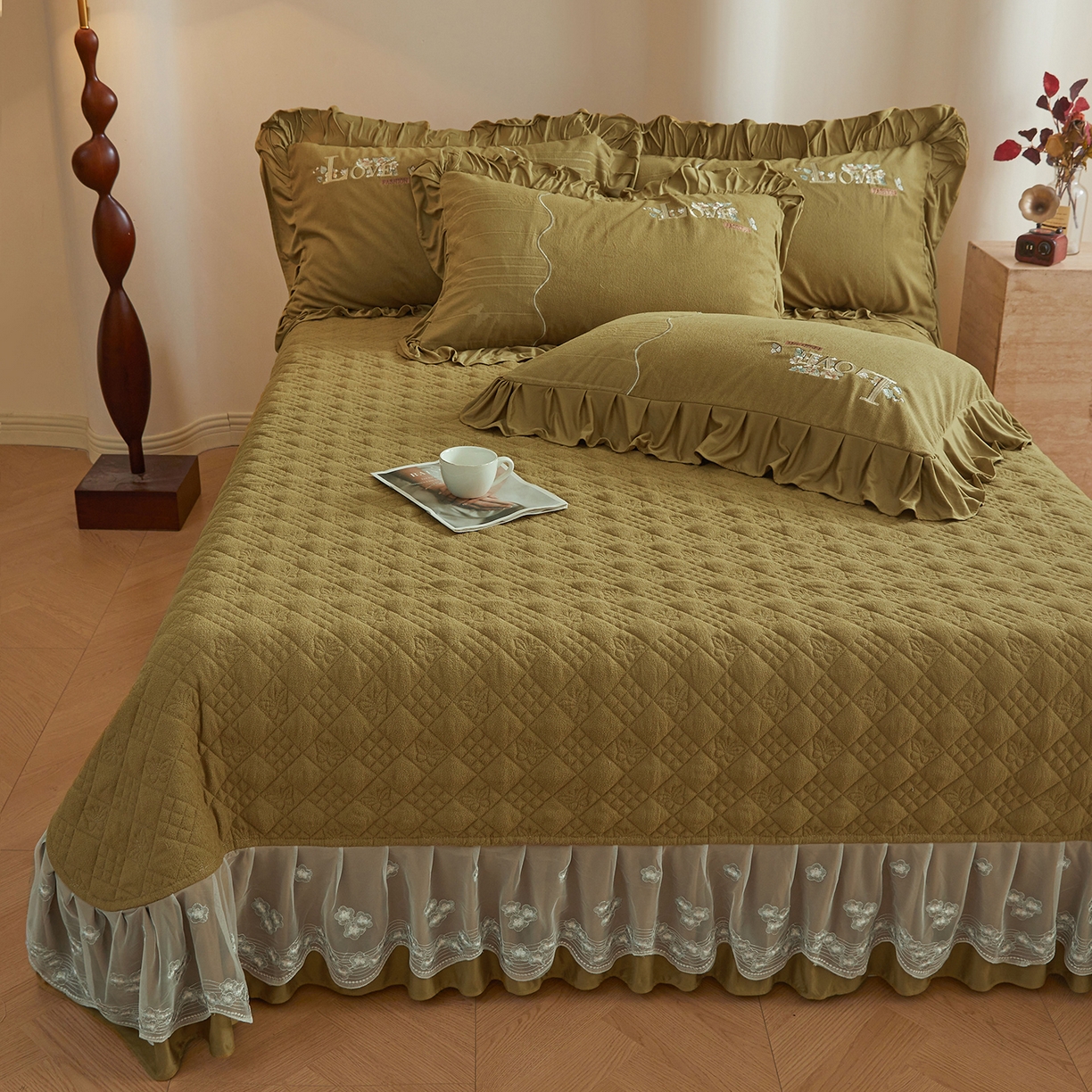 91家纺网 家纺一手货源 找家纺 宜凡家纺 2025新款A类棉绒刺绣花夹棉床盖四件套--梦回罗马 梦回罗马 姜黄