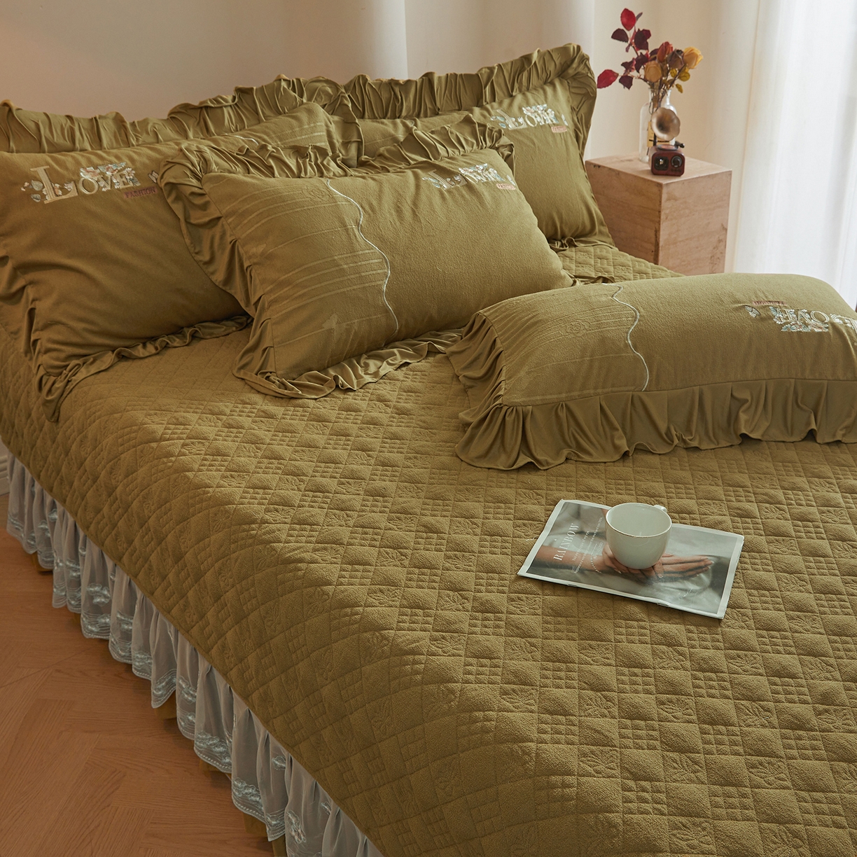 91家纺网 家纺一手货源 找家纺 宜凡家纺 2025新款A类棉绒刺绣花夹棉床盖四件套--梦回罗马 梦回罗马 姜黄