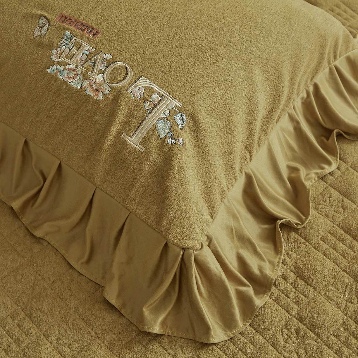 91家纺网 家纺一手货源 找家纺 宜凡家纺 2025新款A类棉绒刺绣花夹棉床盖四件套--梦回罗马 梦回罗马 姜黄