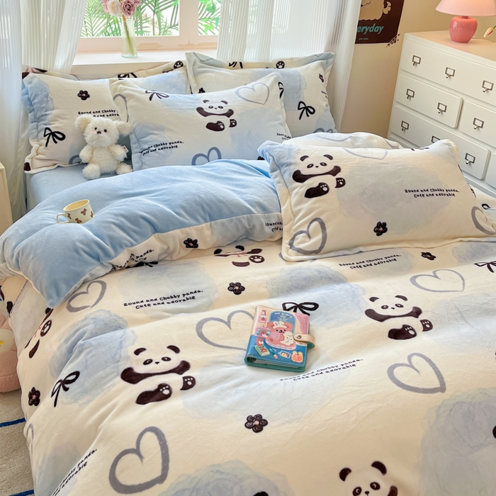 91家纺网 家纺一手货源 找家纺 寐居家纺 2025新款印花牛奶绒四件套 熊猫团团