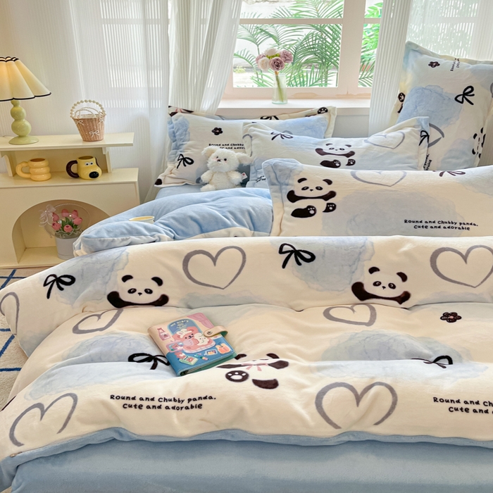 91家纺网 家纺一手货源 找家纺 寐居家纺 2025新款印花牛奶绒四件套 熊猫团团