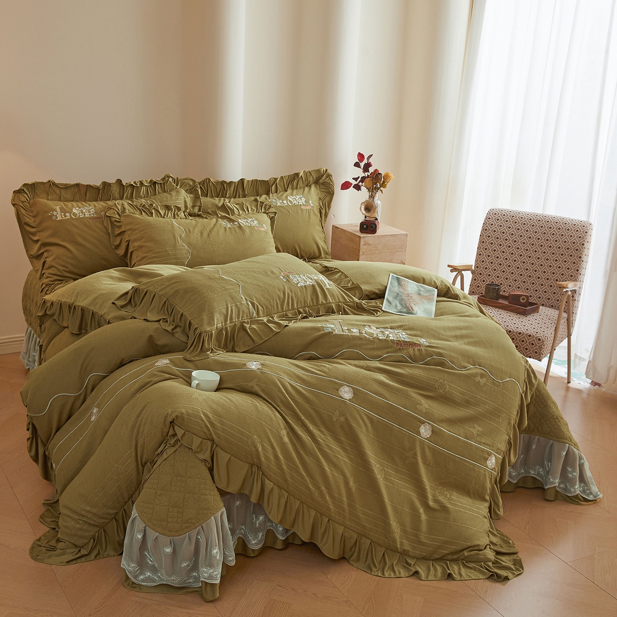 91家纺网 家纺一手货源 找家纺 宜凡家纺 2025新款A类棉绒刺绣花夹棉床盖四件套--梦回罗马 梦回罗马 姜黄