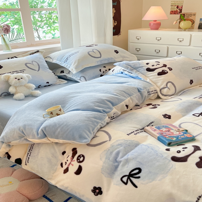 91家纺网 家纺一手货源 找家纺 寐居家纺 2025新款印花牛奶绒四件套 熊猫团团