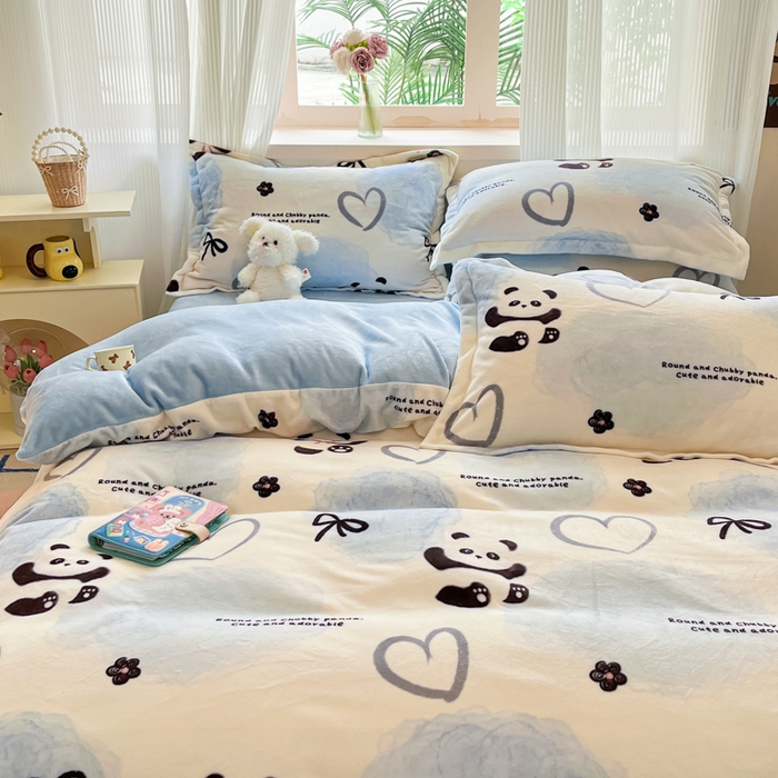 91家纺网 家纺一手货源 找家纺 寐居家纺 2025新款印花牛奶绒四件套 熊猫团团