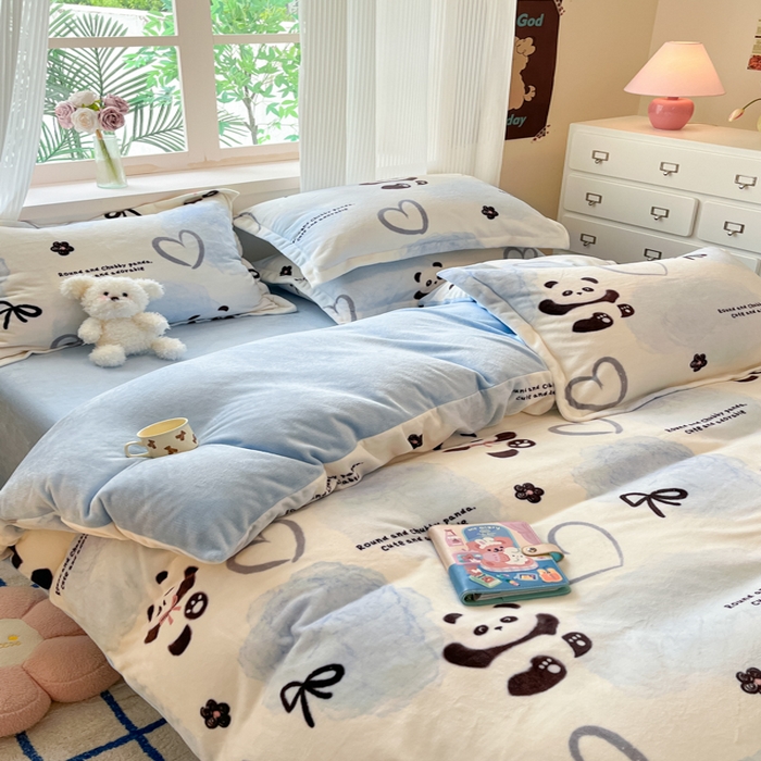 91家纺网 家纺一手货源 找家纺 寐居家纺 2025新款印花牛奶绒四件套 熊猫团团