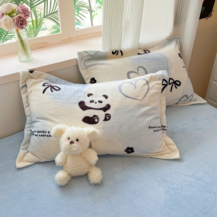 91家纺网 家纺一手货源 找家纺 寐居家纺 2025新款印花牛奶绒四件套 熊猫团团