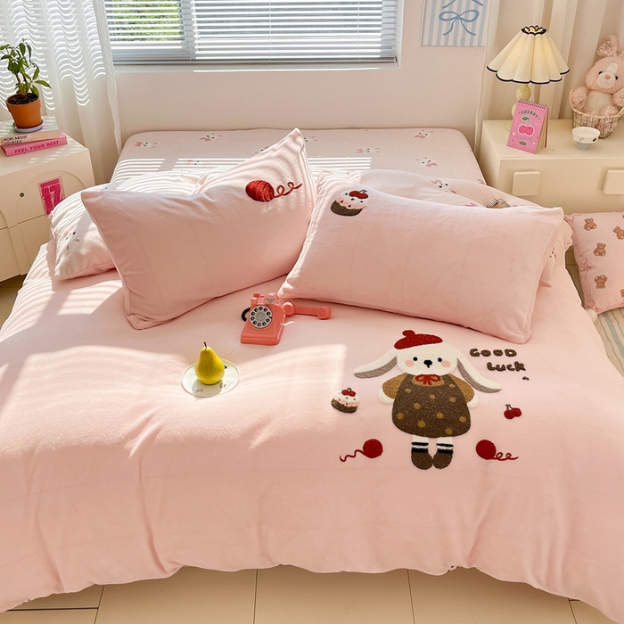 91家纺网 家纺一手货源 找家纺 寐居家纺 2025新款牛奶绒大版毛巾绣床单款四件套 好运兔