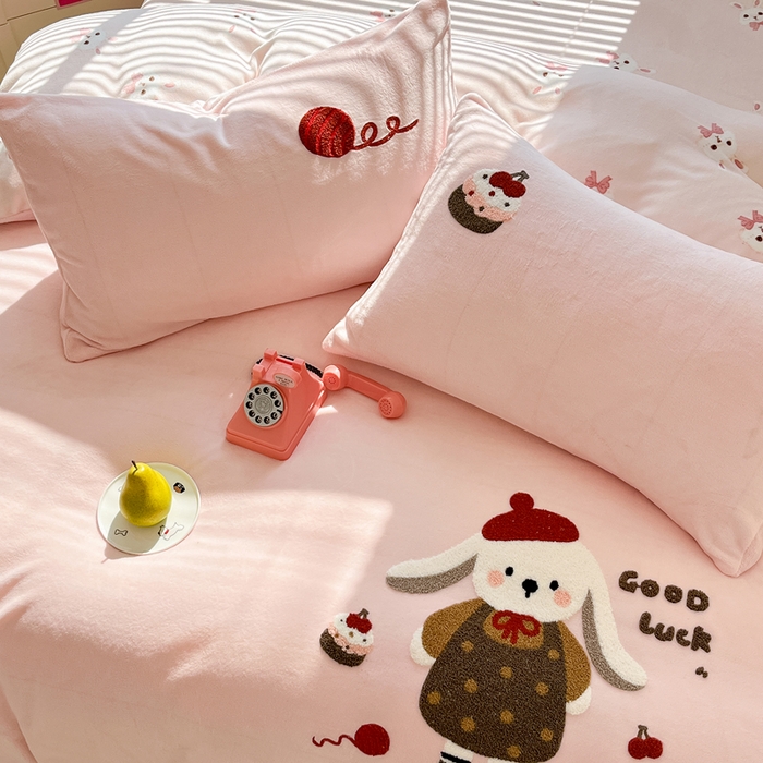 91家纺网 家纺一手货源 找家纺 寐居家纺 2025新款牛奶绒大版毛巾绣床单款四件套 好运兔