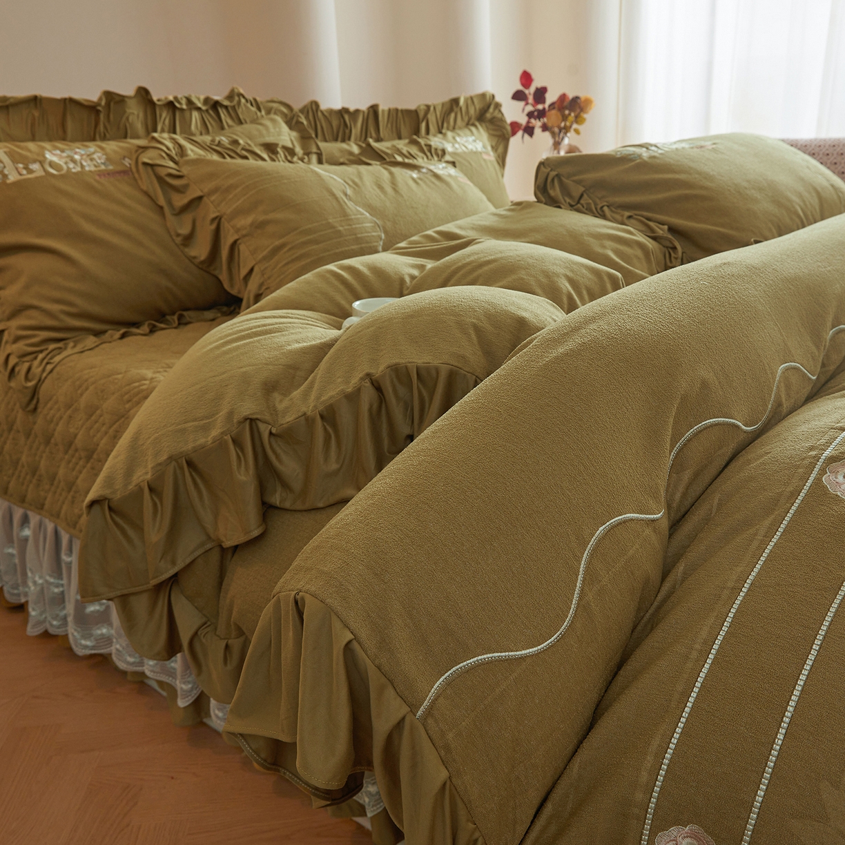 91家纺网 家纺一手货源 找家纺 宜凡家纺 2025新款A类棉绒刺绣花夹棉床盖四件套--梦回罗马 梦回罗马 姜黄