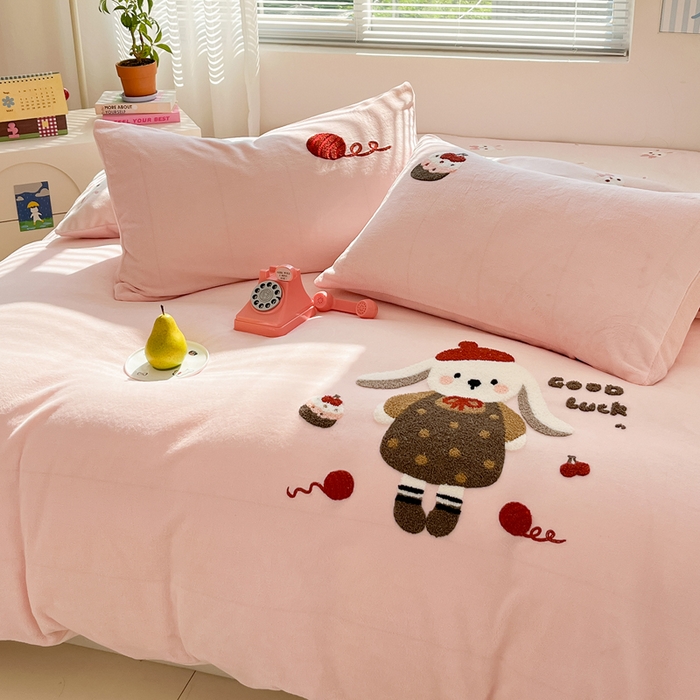 91家纺网 家纺一手货源 找家纺 寐居家纺 2025新款牛奶绒大版毛巾绣床单款四件套 好运兔