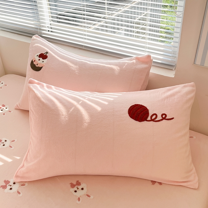 91家纺网 家纺一手货源 找家纺 寐居家纺 2025新款牛奶绒大版毛巾绣床单款四件套 好运兔