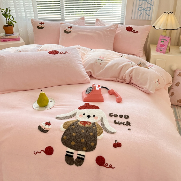 91家纺网 家纺一手货源 找家纺 寐居家纺 2025新款牛奶绒大版毛巾绣床单款四件套 好运兔