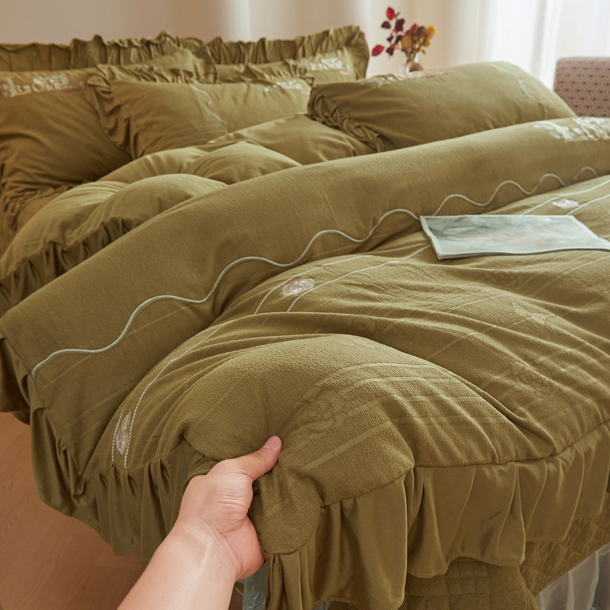 91家纺网 家纺一手货源 找家纺 宜凡家纺 2025新款A类棉绒刺绣花夹棉床盖四件套--梦回罗马 梦回罗马 姜黄